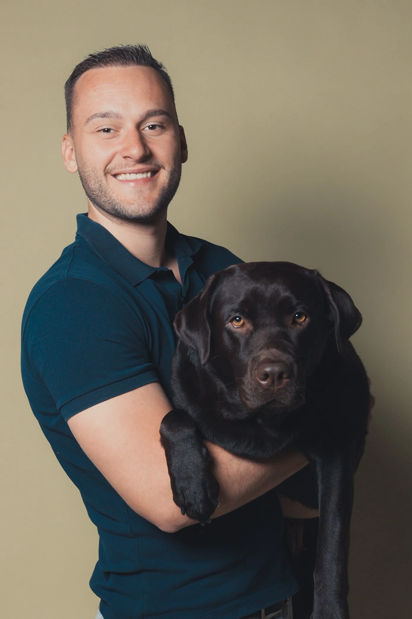 PfotenMedia Team mit Labrador