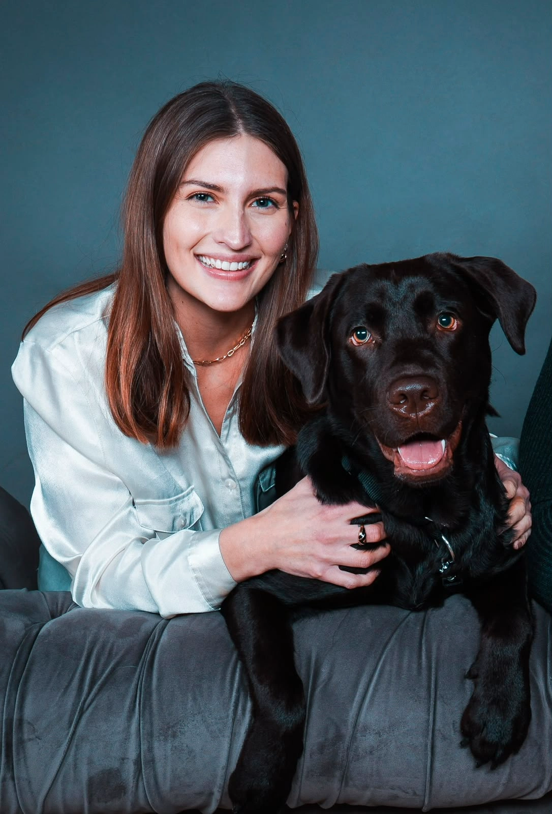 Sola & Celine mit ihrem Labrador